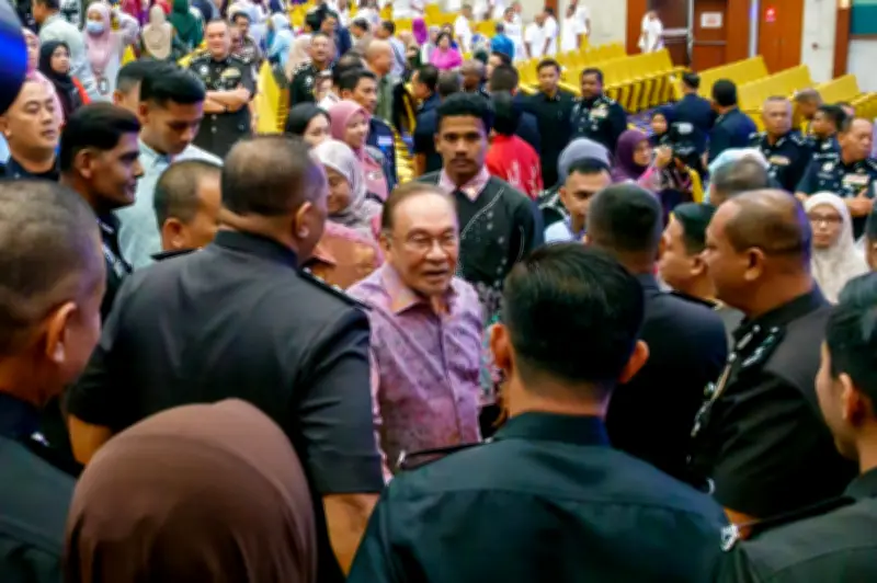Anwar Sahkan Naik Taraf Kuarters Pulapol, Projek Perumahan Polis Dipercepat