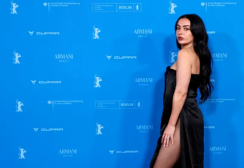 Charli XCX Tamatkan Era 'Brat Summer' dengan Mockumentary Satira Sendiri di Berlin
