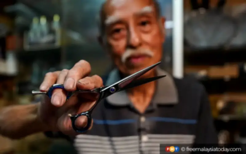 Chow Hon Meng: 60 Tahun Mengabdikan Diri pada Seni Menajam Bilah di Petaling Street