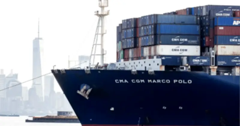 CMA CGM Arahkan Kapal di Teluk Ambil Perlindungan, Suez Digantung