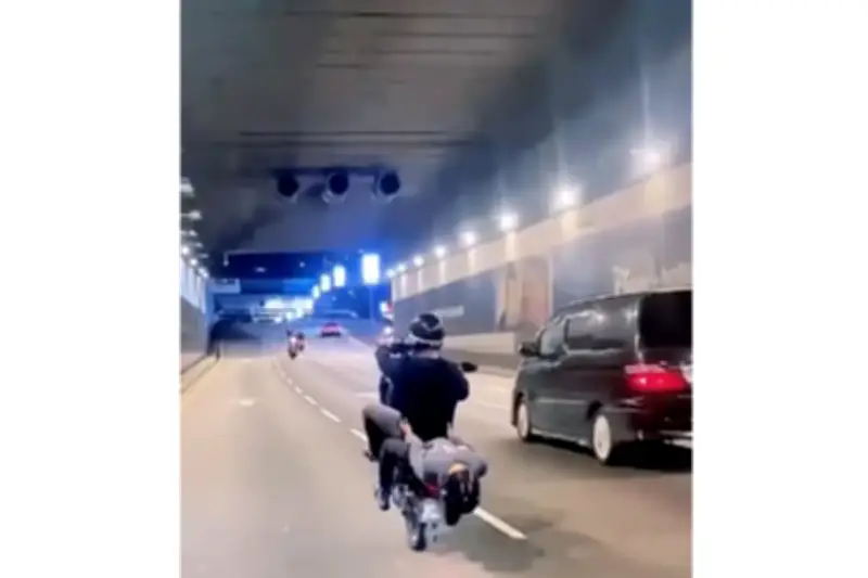 Dua Remaja Ditahan Kerana Aksi Bahaya Motosikal di Jalan Tun Razak