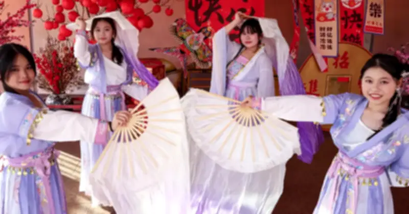 Dua Remaja Hidupkan Semula Tradisi Tarian Kipas di Gua Musang