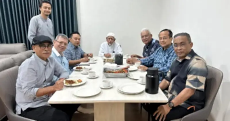 Hamzah Zainudin Kongsi Gambar Minum Petang Bersama Pemimpin PAS di Rusila