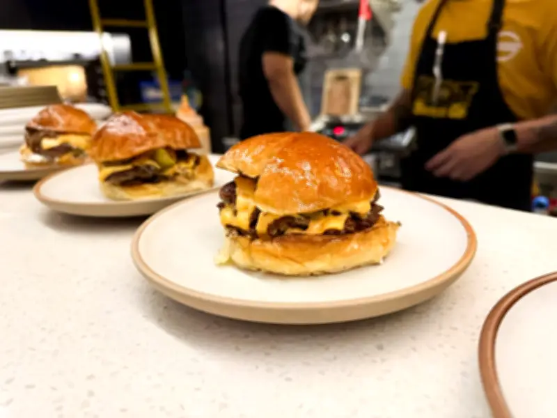 Hot Buns Co. di APW Bangsar: Surga Burger dan Kentang Goreng untuk Pencinta Makanan