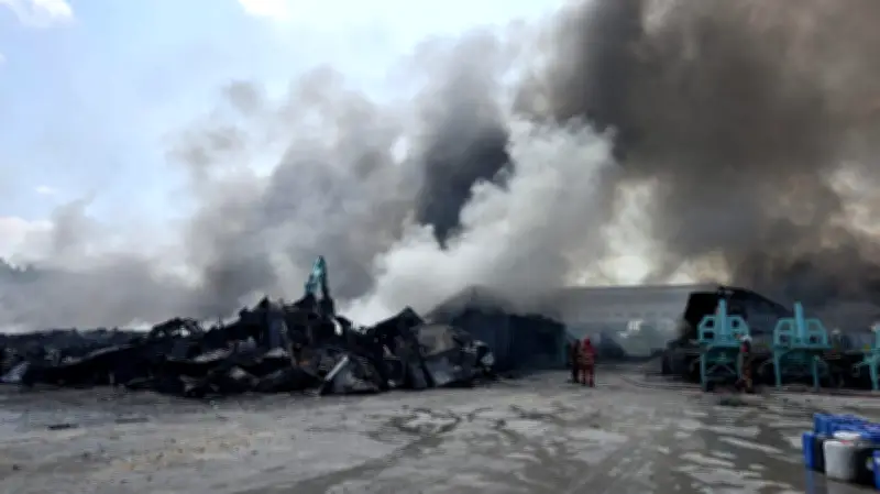 Kebakaran Kilang Sengkang: Dua Sekolah di Kulai Ditutup Sebagai Langkah Berjaga-jaga