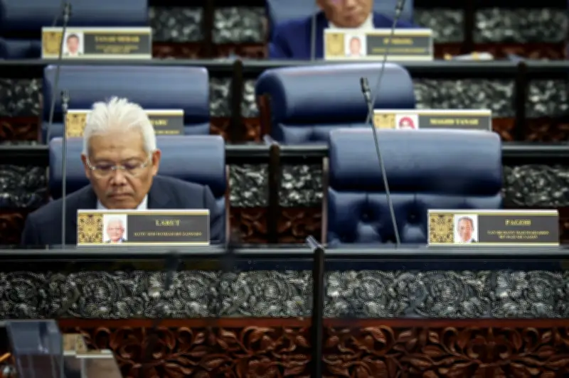 Kekalutan Jawatan Ketua Pembangkang: Hamzah Zainudin Enggan Komen Selepas Dipecat Bersatu