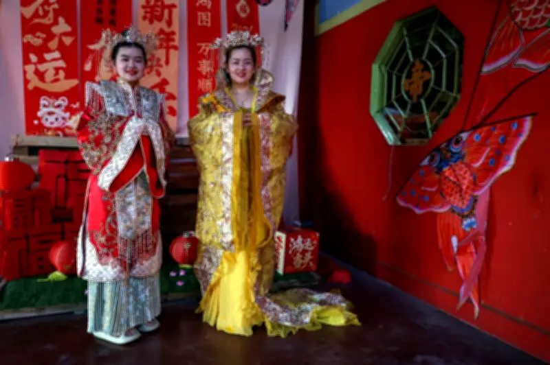 Keluarga di Gua Musang Sambut Tahun Kuda dengan Pakaian Imperial Sutera dan Benang Emas