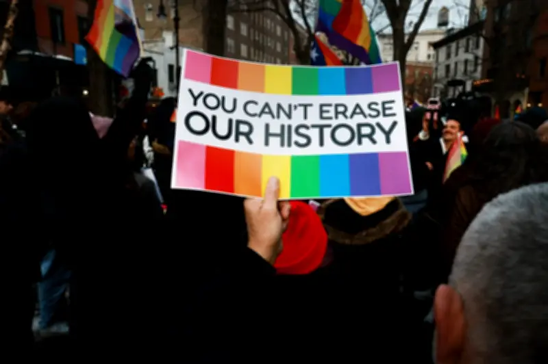 Kemarahan Global Apabila Bendera Kebanggaan LGBTQ Diturunkan dari Monumen Stonewall