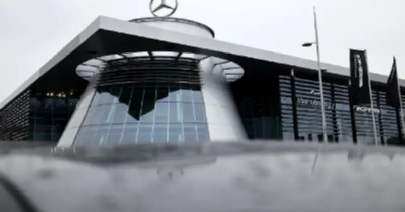 Keuntungan Bersih Mercedes-Benz Menyusut Hampir Separuh pada 2025 Akibat Masalah di AS dan China