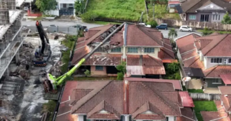 Kren Tumbang Hancurkan Bumbung Dua Rumah di Kuching, Tiada Kecederaan Dilaporkan
