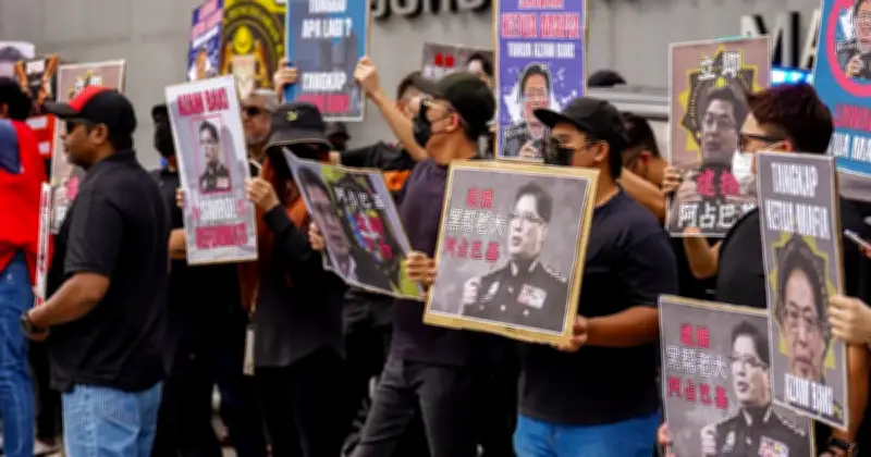 Kumpulan 70 Orang Berhimpun di Ibu Pejabat SPRM Tuntut Tindakan Terhadap Azam Baki