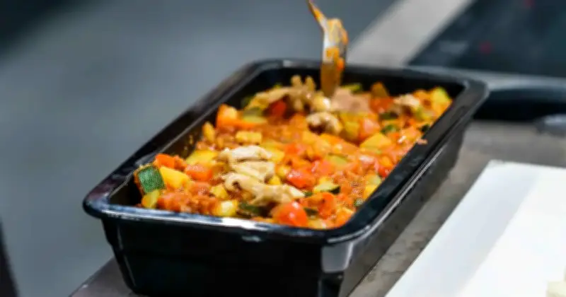 Laporan Greenpeace Dedah Risiko Kesihatan Tersembunyi Makanan Siap Saji Berbungkus Plastik