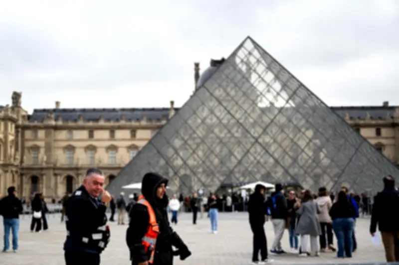 Louvre Paris Dilanda Banjir, Skandal Tiket dan Mogok Pekerja - Mona Lisa Selamat