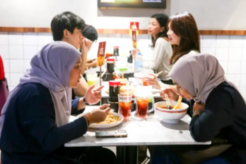 Makanan Cina Muslim Menarik Generasi Muda Malaysia dengan Rasa Berani dan Harga Mampu