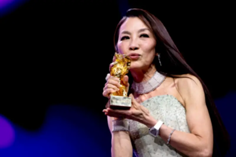 Michelle Yeoh Terima Golden Bear di Berlinale, Raih Pencapaian Seumur Hidup