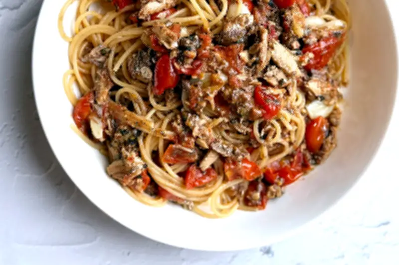 Nikmati Makan Tengah Hari di Tepi Laut Tanpa Keluar Rumah: Spaghetti Sardin Mediterranean
