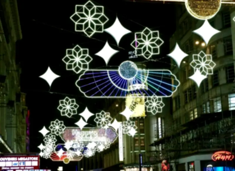 Paparan Cahaya Ramadan Terbesar UK Kembali Menerangi Coventry Street