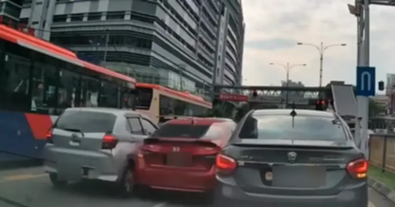 Pemandu Honda Civic Rempuh Kenderaan di Lampu Isyarat, Polis Buru 2 Suspek