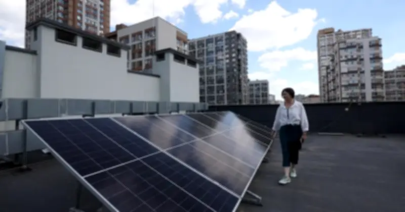 Penduduk Kyiv Bergabung Tenaga Pasang Panel Solar Hadapi Serangan Rusia