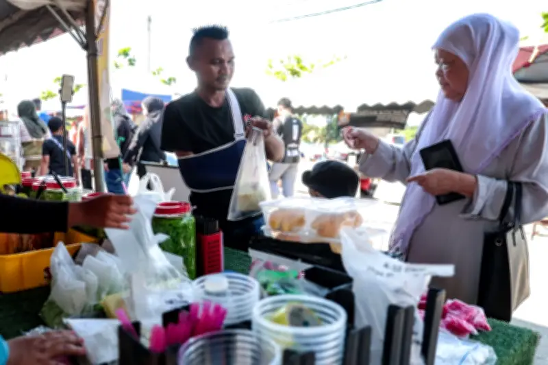 Penjual Cendol Satu Tangan di Mersing: Kisah Ketabahan dan Peluang Kedua