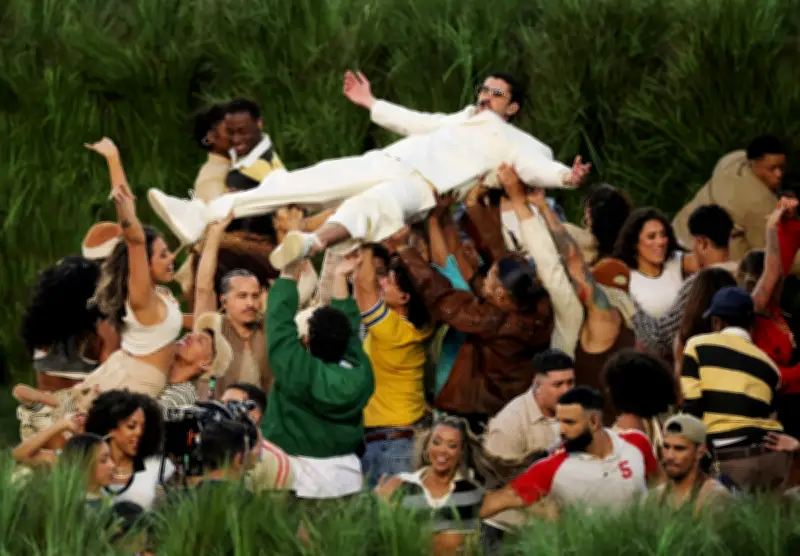 Persembahan Super Bowl Bad Bunny Jadi 'Talian Hayat Budaya' untuk Komuniti Latino di Aurora