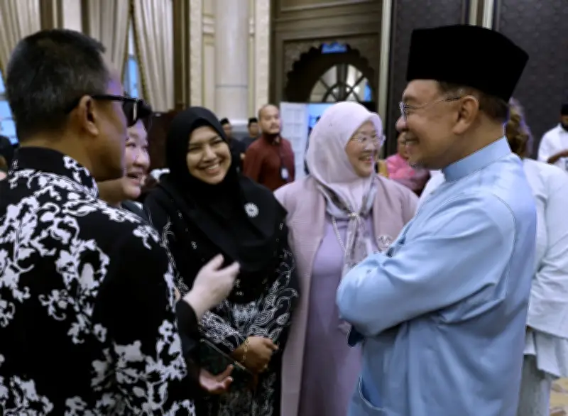 PM Anwar Beri Bantuan Tabung Kasih@HAWANA Kepada 10 Wartawan, 7 Belia Wira Tasik Biru