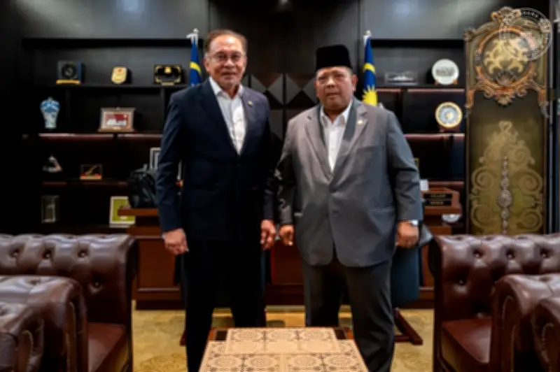 PM Anwar Terima Kunjungan Hormat MB Perlis, Bincang Kerjasama Persekutuan-Negeri