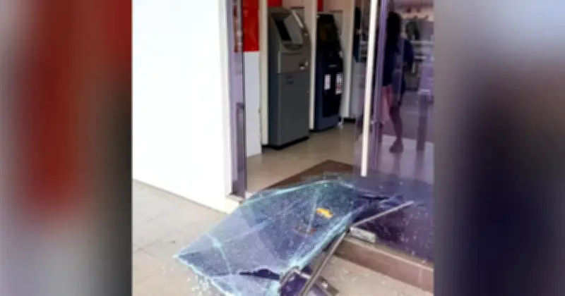 Polis Buru Dua Suspek Tembak Pintu Bank di Sibu, Sarawak