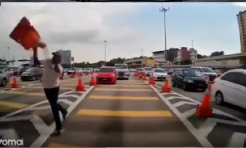 Polis Jejak Pemilik Kereta Lontar Kon Trafik di Plaza Tol LDP