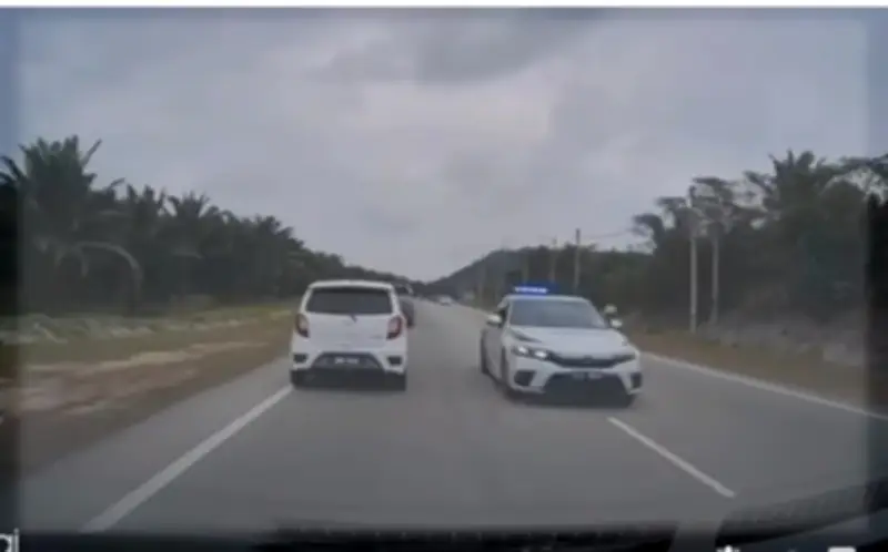 Polis Muar Siasat Video Viral Kemalangan MPV Polis dan Kereta Perodua Bezza