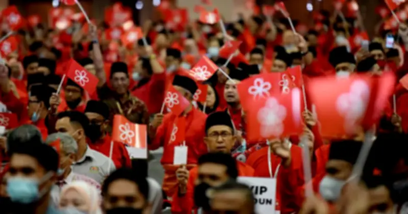 Politik Semakin Bingit: Muhyiddin dan Hamzah dalam Gelanggang Percaturan