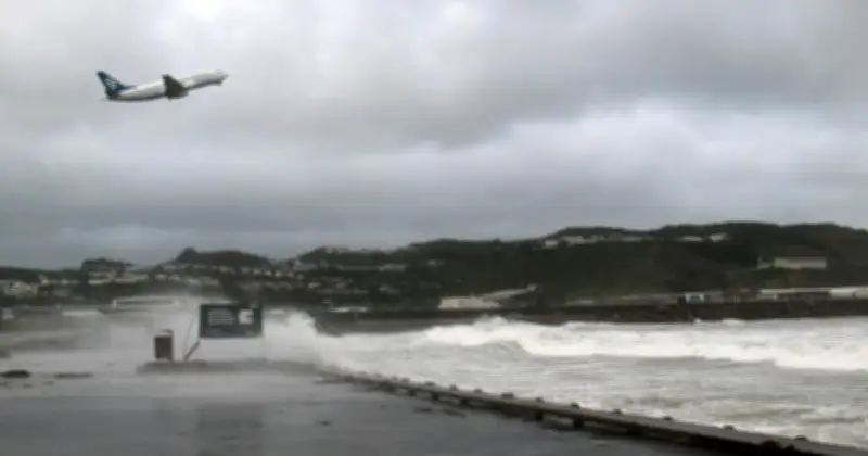 Ribut Ganas Landa New Zealand, Ribuan Tanpa Bekalan Elektrik, Penerbangan Tergendala