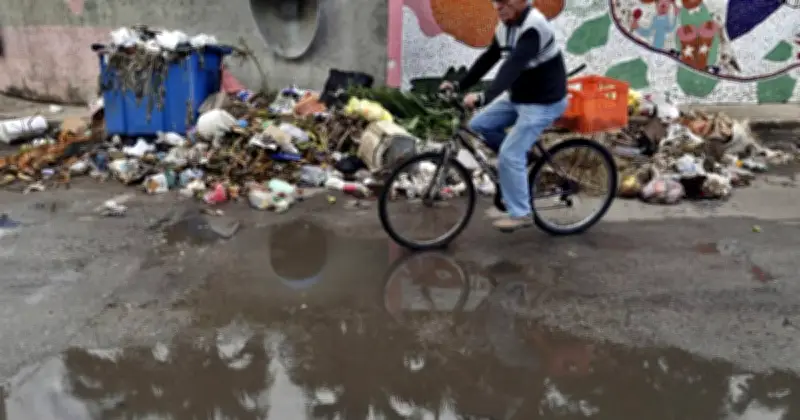 Sampah Bertimbun di Havana Akibat Sekatan Minyak AS Hentikan Lori Sampah