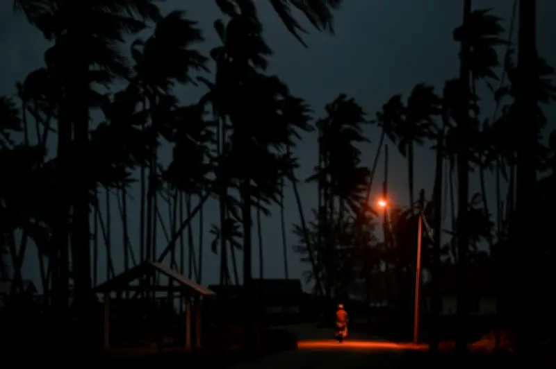 Sarawak Berdepan Cuaca Buruk: Ribut Petir dan Hujan Lebat Diramal Sehingga 1 Petang Ini