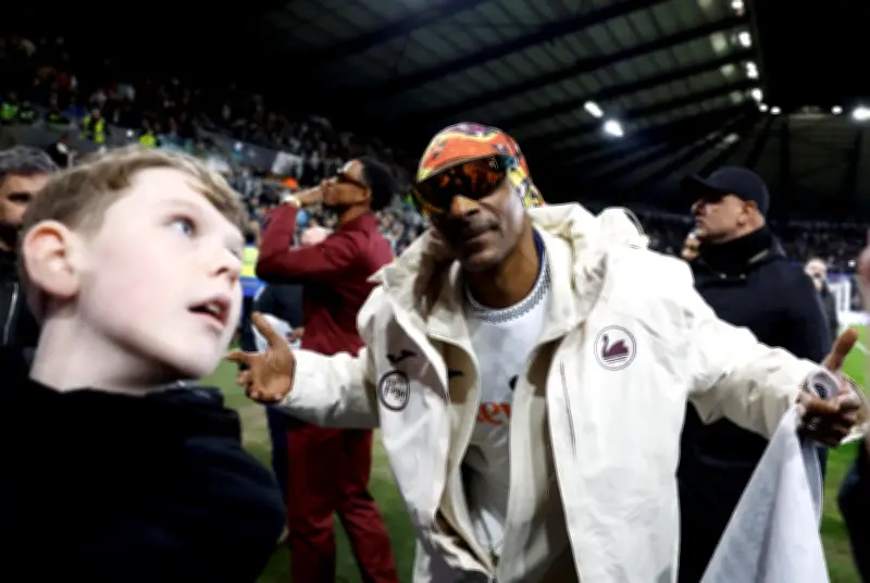 Snoop Dogg Bawa Gaya Steelers ke Swansea dalam Lawatan Pertama sebagai Pemilik Bersama