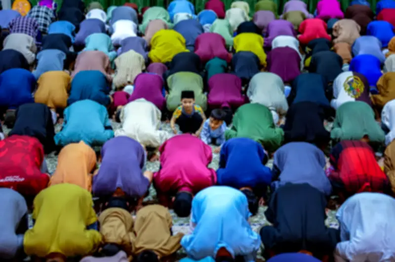Solat Tarawih Ramadan: 'Hadiah Istimewa' yang Menarik Penyertaan Belia di Kuching