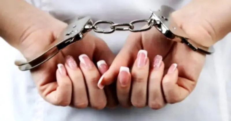 Wanita Ditahan Selepas Tumbuk Muka Polis dan Pecahkan Pintu Kaunter Aduan di Balai Kulim