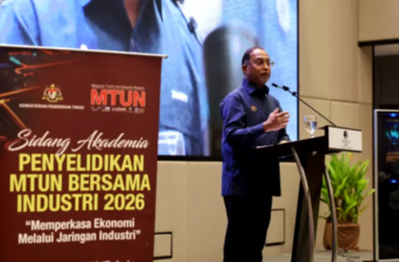 Zambry Tegaskan Kerjasama Industri Wajib Bagi Semua IPT Untuk Penuhi Keperluan Negara