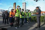 Empat Pembuang Sampah dari Singapura, Indonesia, Pakistan dan Malaysia Lakukan Khidmat Masyarakat di Dataran Merdeka