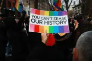 Kemarahan Global Apabila Bendera Kebanggaan LGBTQ Diturunkan dari Monumen Stonewall