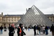 Louvre Paris Dilanda Banjir, Skandal Tiket dan Mogok Pekerja - Mona Lisa Selamat