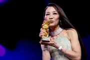 Michelle Yeoh Terima Golden Bear di Berlinale, Raih Pencapaian Seumur Hidup