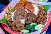 Nasi Ambeng Tradisional Johor Jadi Taruhan Utama di Bazar Ramadan Angsana