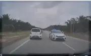 Polis Muar Siasat Video Viral Kemalangan MPV Polis dan Kereta Perodua Bezza