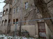 Rumah-Rusia Berlin Runtuh Terperangkap dalam Birokrasi