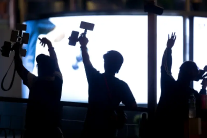 18 'Ulat Foto' Ditahan Selepas Kacau Bilau di KLCC, Pelancong dan Orang Awam Diserang