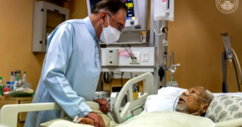 Anwar Ibrahim Menziarahi Pemimpin Spiritual PAS Hashim Jasin di Hospital Pulau Pinang