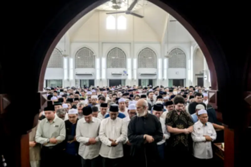 Anwar Sertai Solat Jenazah Profesor Diraja Syed Muhammad Naquib al-Attas