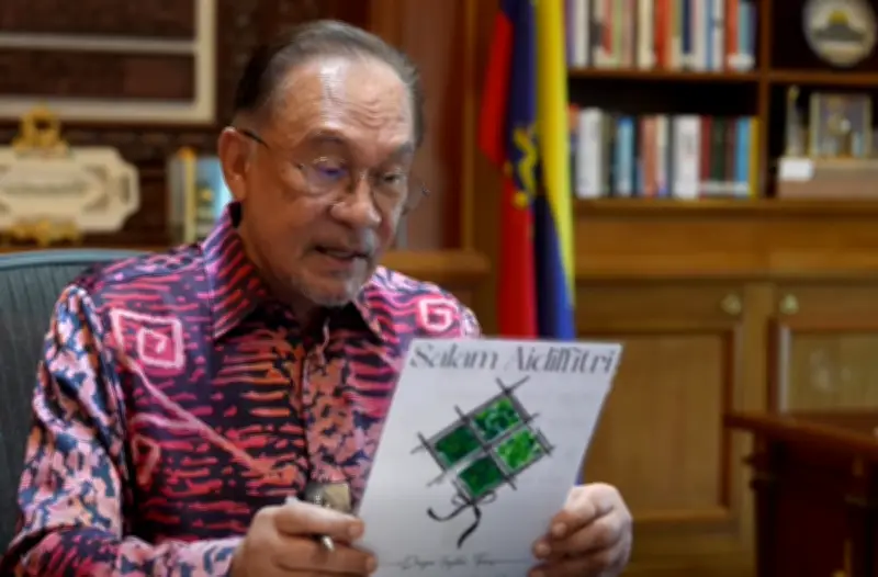 Anwar Terharu Terima Kad Raya Kreatif Pelajar, Ada Lukisan dan Lampu