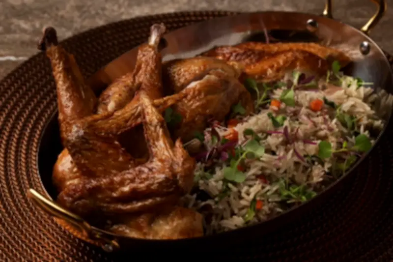 Beton Dining Reka Semula Poulet Rôti dengan Ayam Kampung di George Town